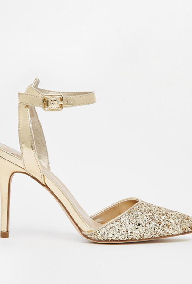 حذاء باللون الذهبي من Asos