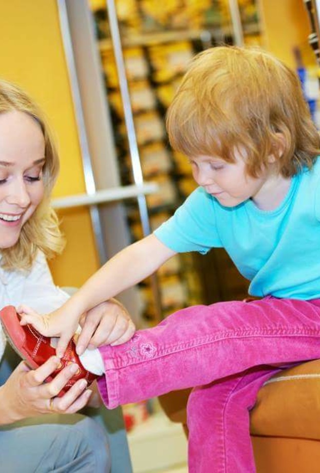 حذاء طفلك في العيد .. 7 نصائح هامة ليكون مناسبا وصحيا لقدمه