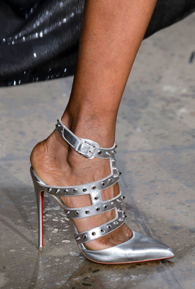 حذاء فضي للعروس من The Blonds