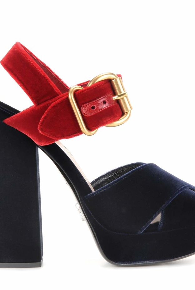 حذاء ممزوج بين الوان الكحلي والاحمر من برادا Prada