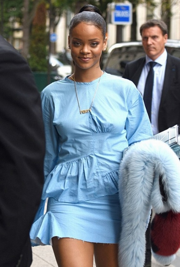 ريهانا Rihanna تزين رقبتها بسلسال ذهبي وكلاسيكي من دار فاندي  Fendi