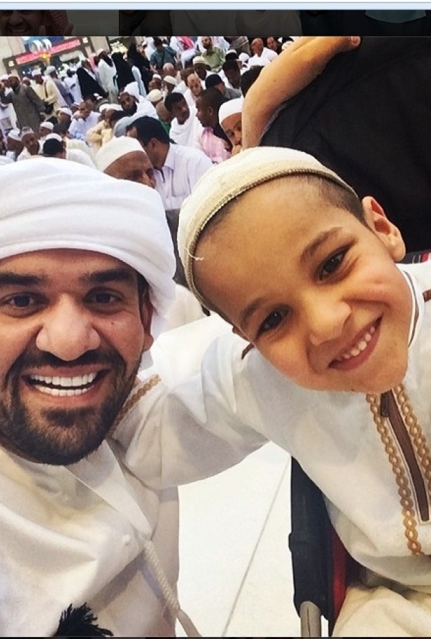  حسين الجسمي يعتمر في مكة المكرمة