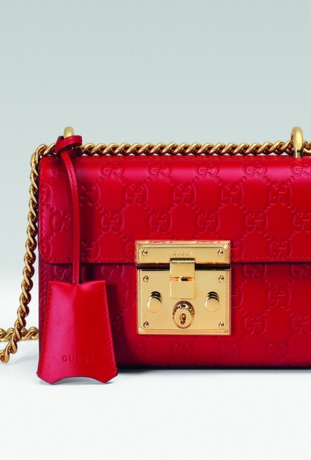 حقيبة بجلد Signature Gucci بلون الأحمر الخبيزة