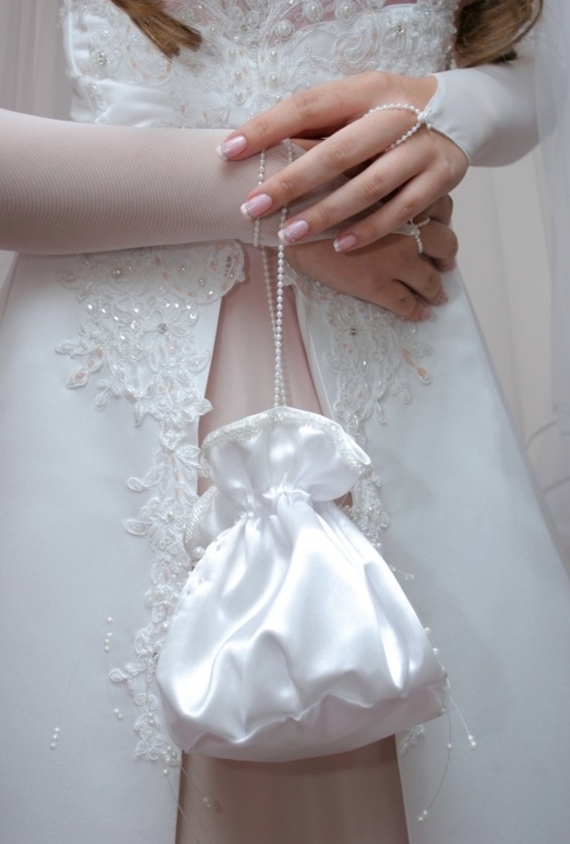 حقيبة للعروس تشبه الكيس القماشي