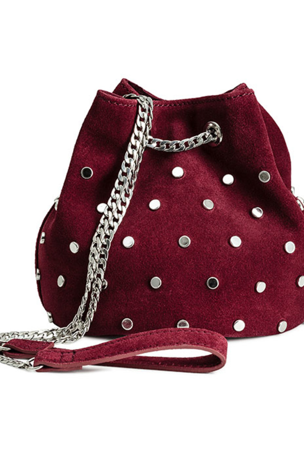 حقيبة من المخمل الأحمر