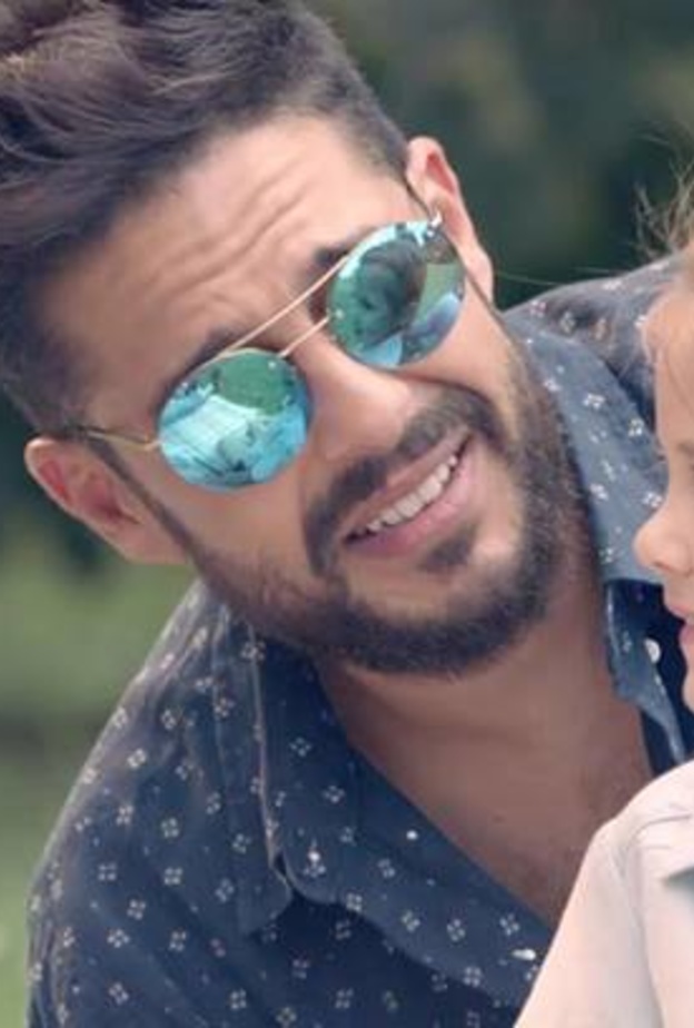 محمد حماقي في كليبه المؤثر "مابلاش"