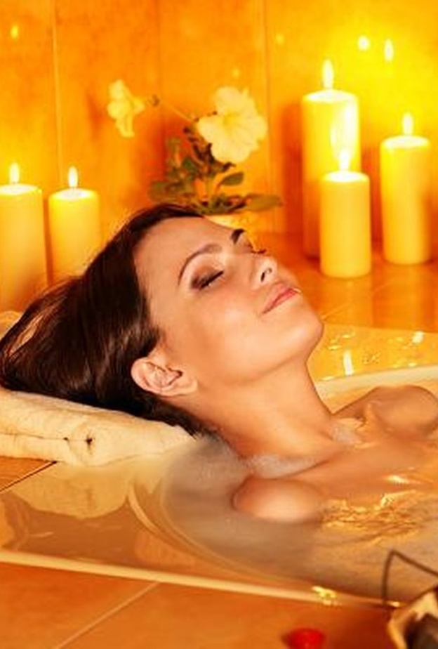 حمام اللافندر مع الشموع يساعدك على التخلص من التوتر