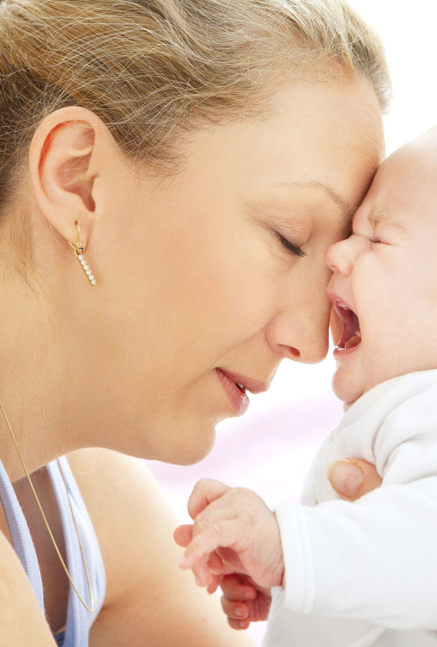 حمل الطفل لاسكاته في كل مره سيجعله يعتاد على ذلك 