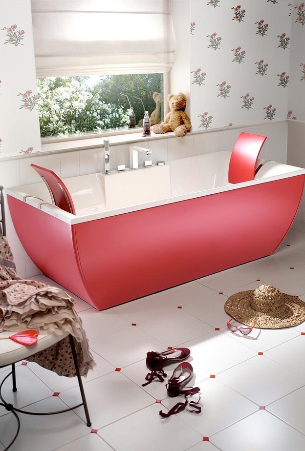 حوض استحمام باللون الأحمر مع مساند خاصة للرأس