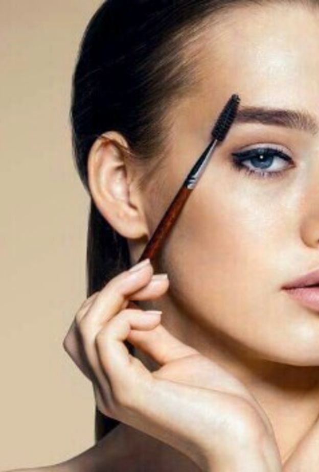 حيلة الفازلين لحواجب كثيفة