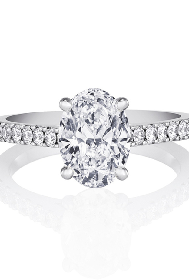 خاتم بماسة بيضاوية الشكل من De Beers