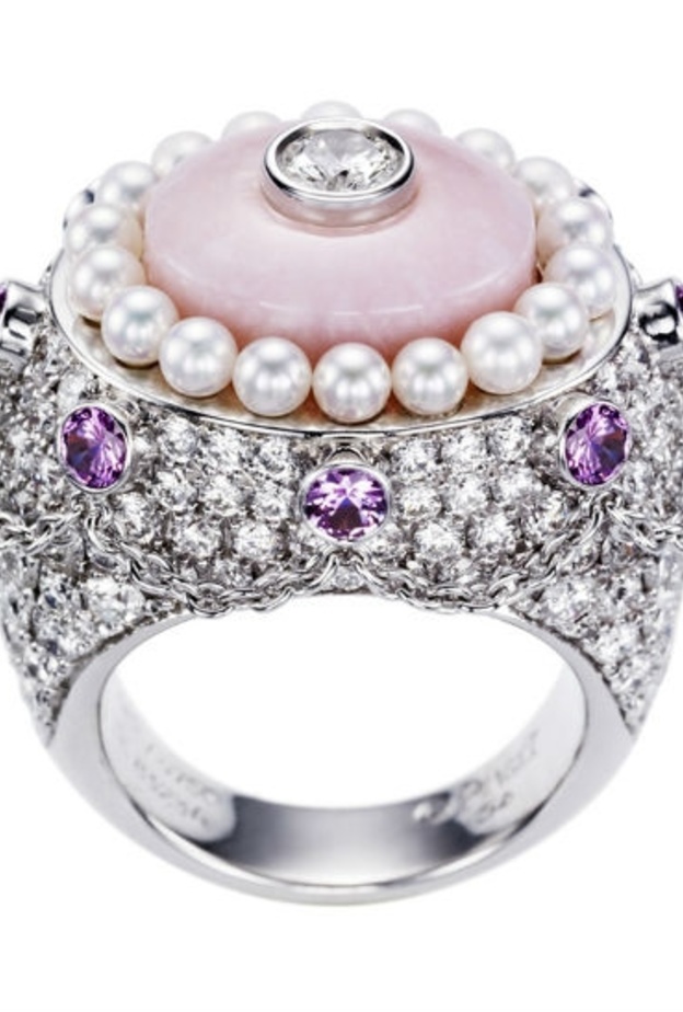 خاتم بياجيه من الذهب الأبيض والأوبال الوردي والسافير الزهري واللؤلؤ