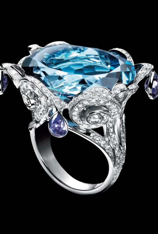 خاتم بياجيه من الذهب الأبيض والتوباز الأزرق والياقوت والماس