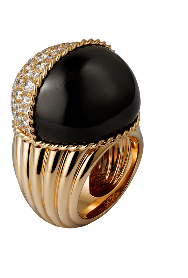 خاتم كارتييه من الذهب الوردي وحجر الجاد الأسود والماس