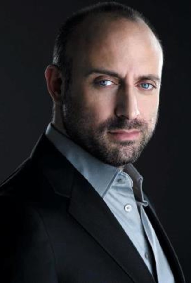 الممثل التركي خالد إرجتش والمذيعة أسمر صوي 