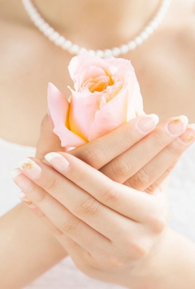 عصير الليمون لتنقية اظافر العروس