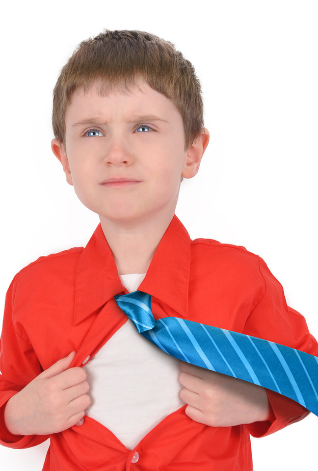 خلع الطفل ملابسه امام الاخرين 