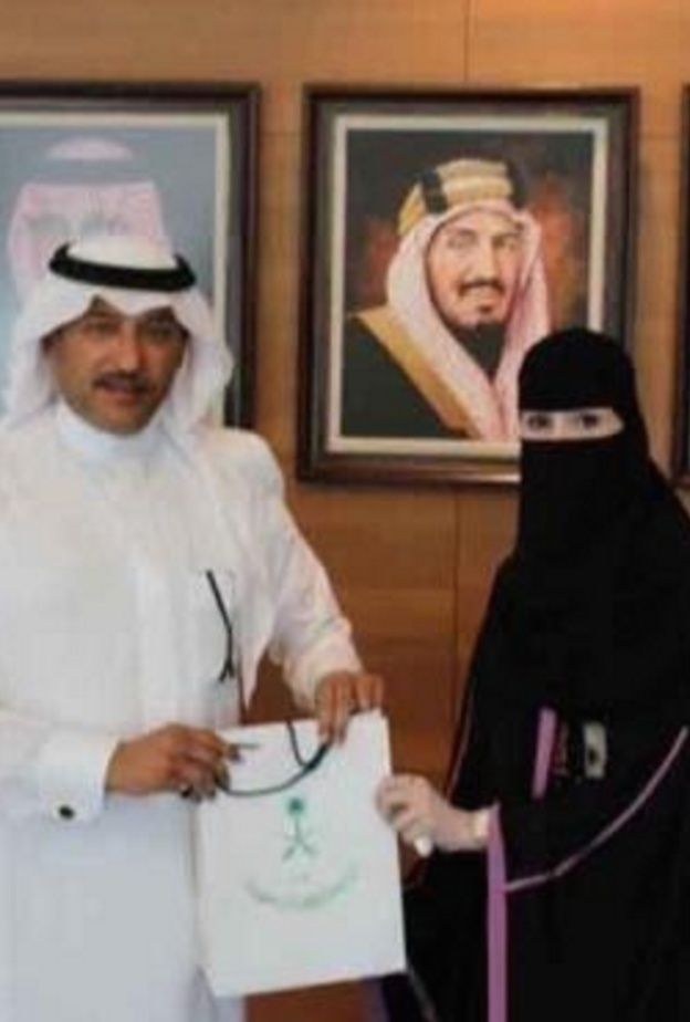 خلود العازمي لحظة تكريمها