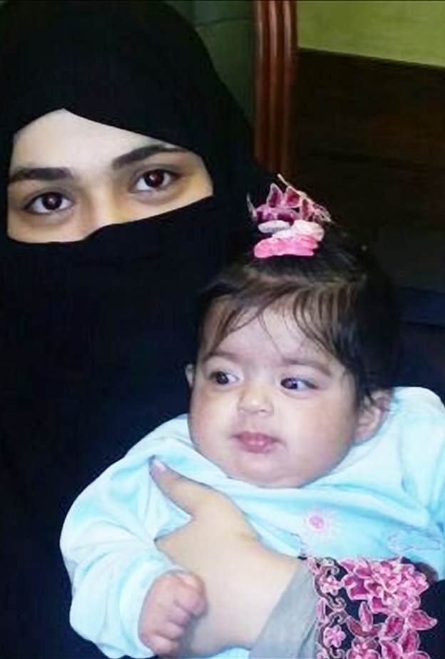 دارين في حضن والدتها 