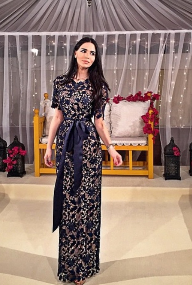  دانا في فستان من الدانتيل الأسود