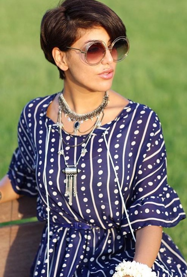 دانة ترتدي عقد من القماش الاحمر المزين من الفضة