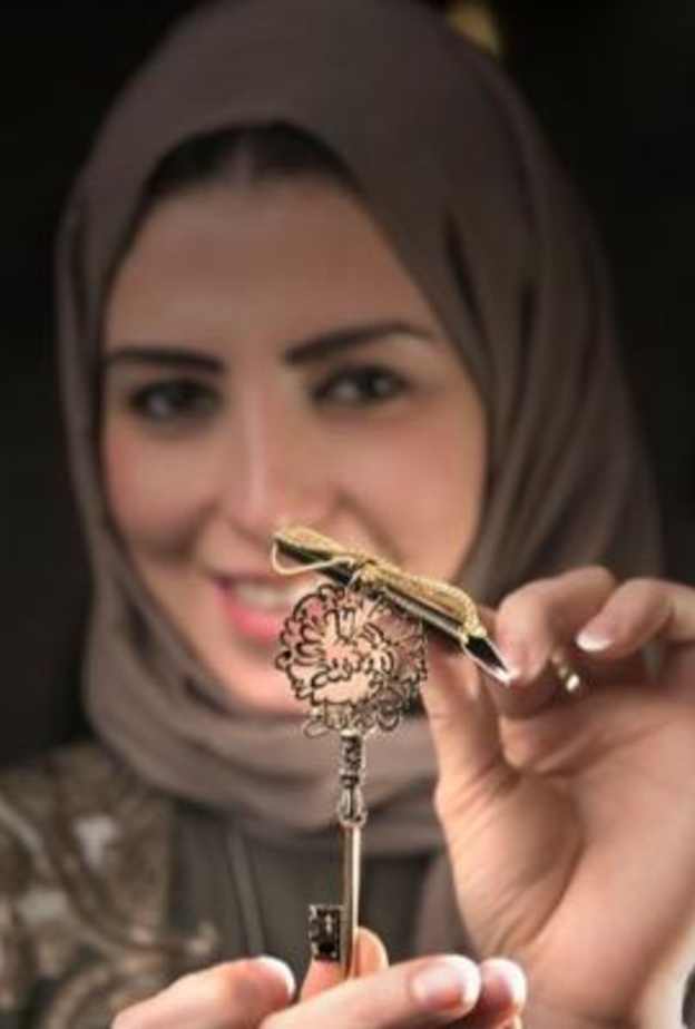 دانه العلمي تعرض إحدى تصاميمها