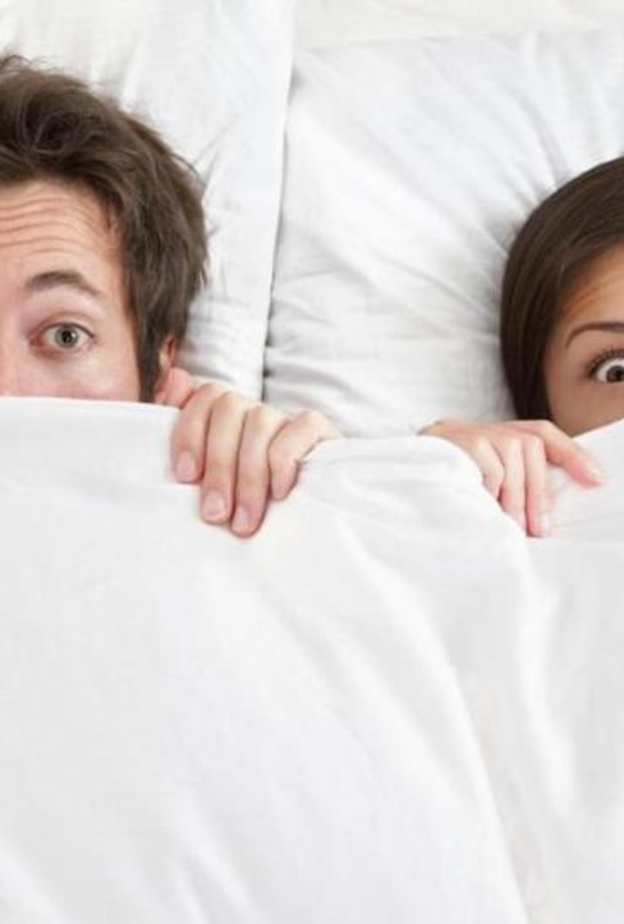دراسة تحذر الزوجين من النوم في نفس السرير