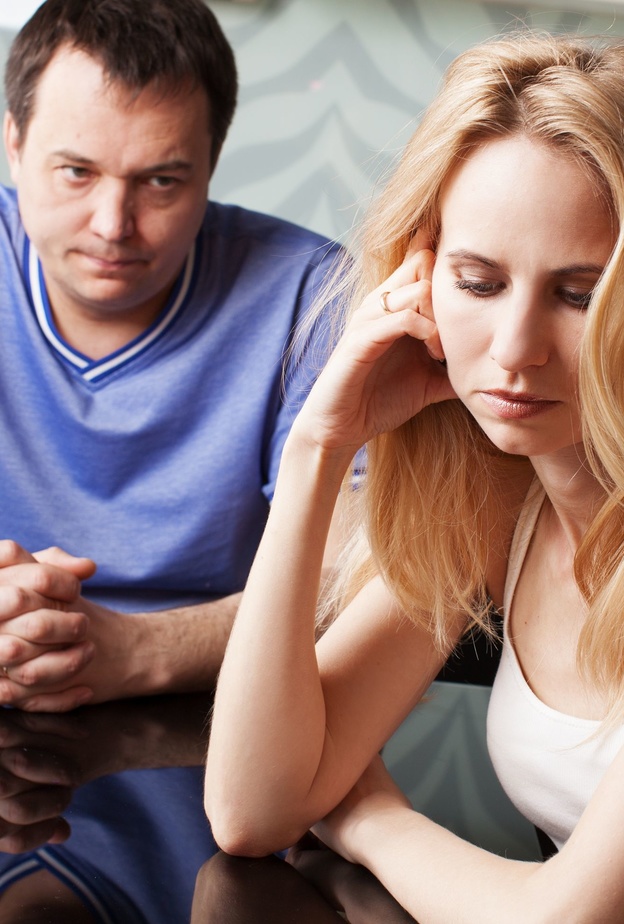 دعيه يبحث بنفسه عن حل لاي مشكلة تواجهكما في فترة الخطوبة