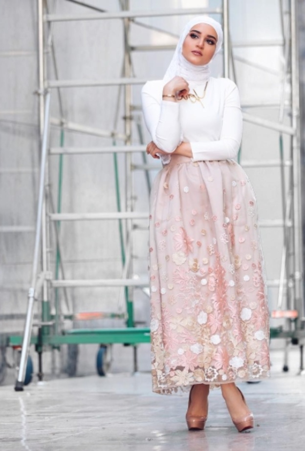 دلال الدوب بتنورة أنثوية وناعمة نسقتها توب أبيض