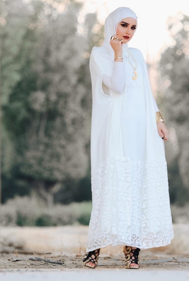 دلال الدوب تتألق بموضة العبايات البيضاء المزخرفة والراقية