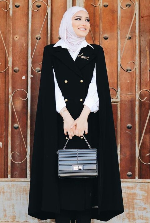 دلال الدوب Dalal Aldoub جريئة بارتداء العبايات الحريرية باللون الاسود