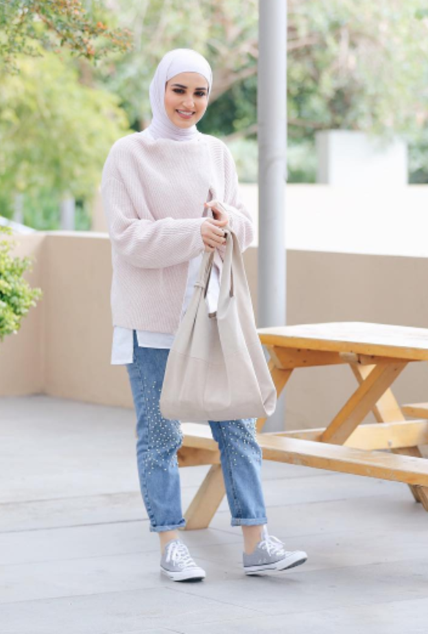 دلال الدّوب تختار الأبيض مع البيج