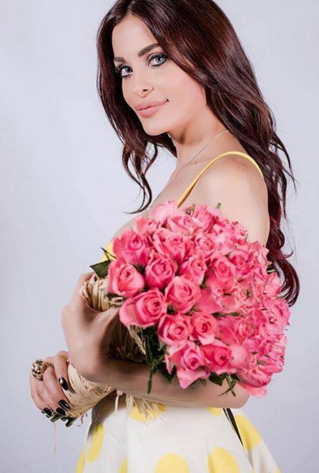 دومينيك لا تمل من التصوير مع صغيرتها