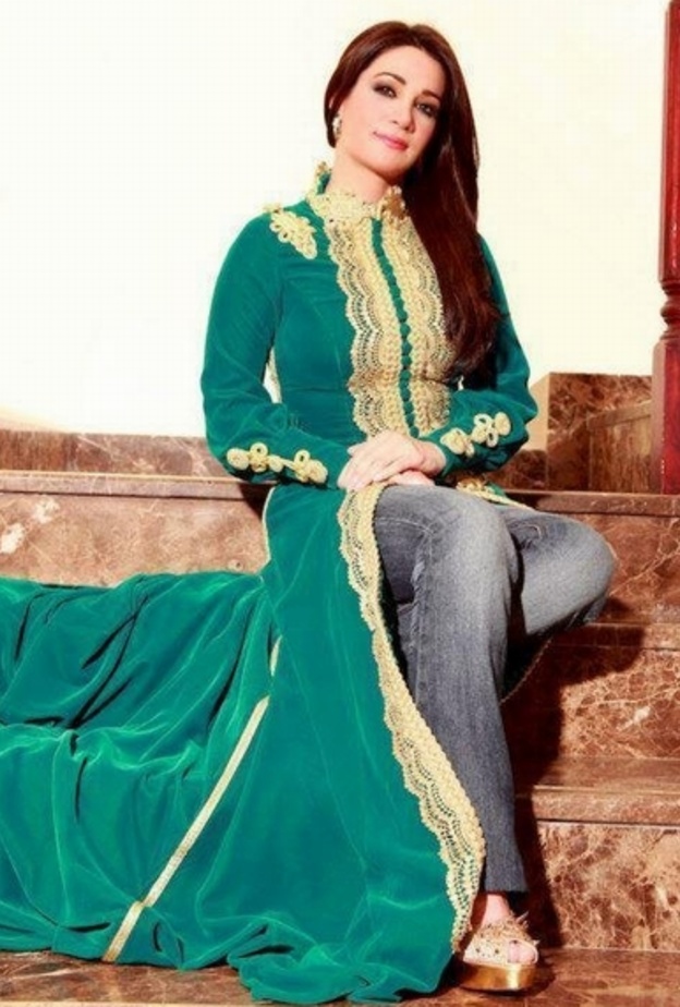 علا فارس متألقة بقفطان اخضر مطرز بالذهبي