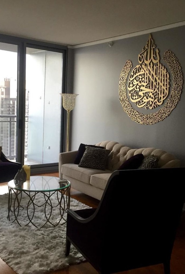 ديكور باللون الذهبي و الخط العربي يزين جدار المنزل بطريقة عصرية 