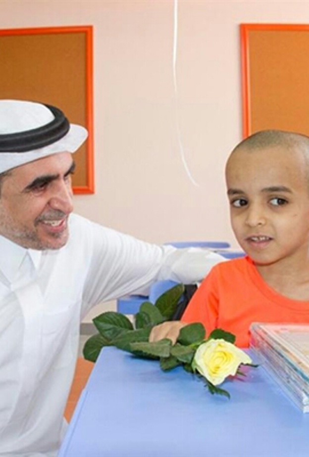  د.عزام الدخيل مع طلاب الابتدائي