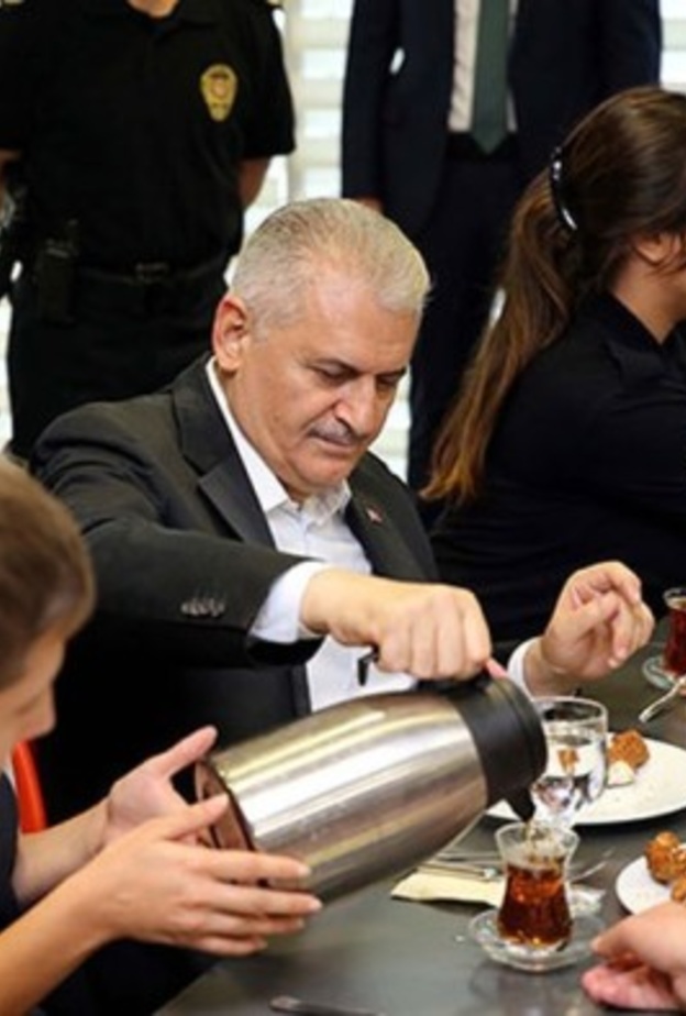 رئيس الوزراء التركي في مركز الشرطة