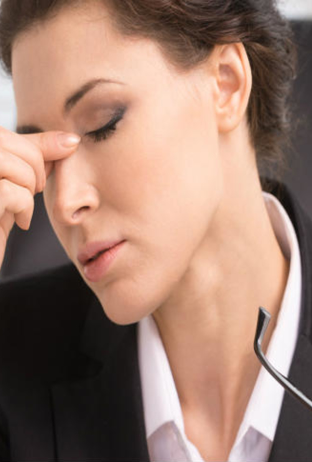 إجهاد العيون في العمل يؤدي إلى جفافها