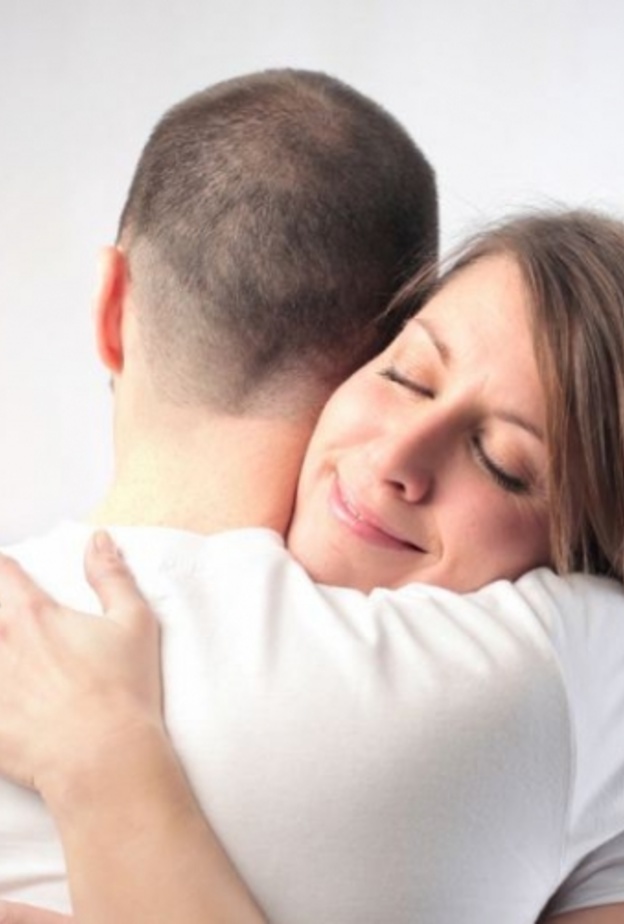 الإحتضان يسكن الآلام أكثر من المسكنات الطبية