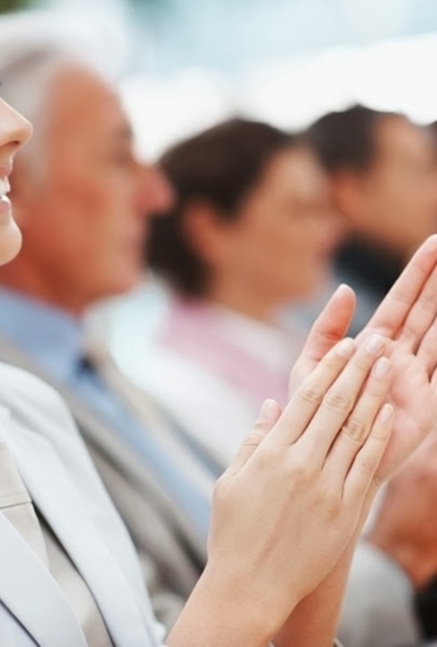 التصفيق يساعد في تدفق الأكسجين والدم إلى الرئتين فيحسن التنفس