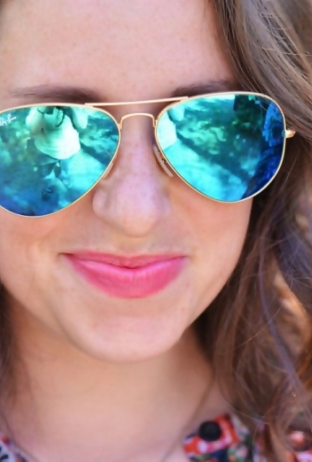 النظارات الشمسية مهمة للوقاية من المياه البيضاء في العين