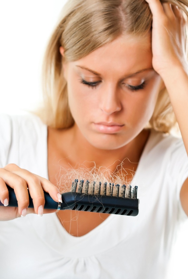 تساقط الشعر أحد أعراض الأمراض الجلدية في فروة الرأس