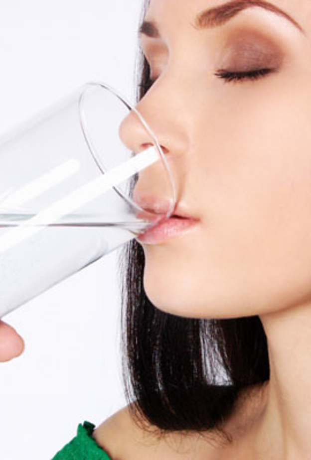 شرب السوائل يحمي من الإصابة بمشاكل الهضم