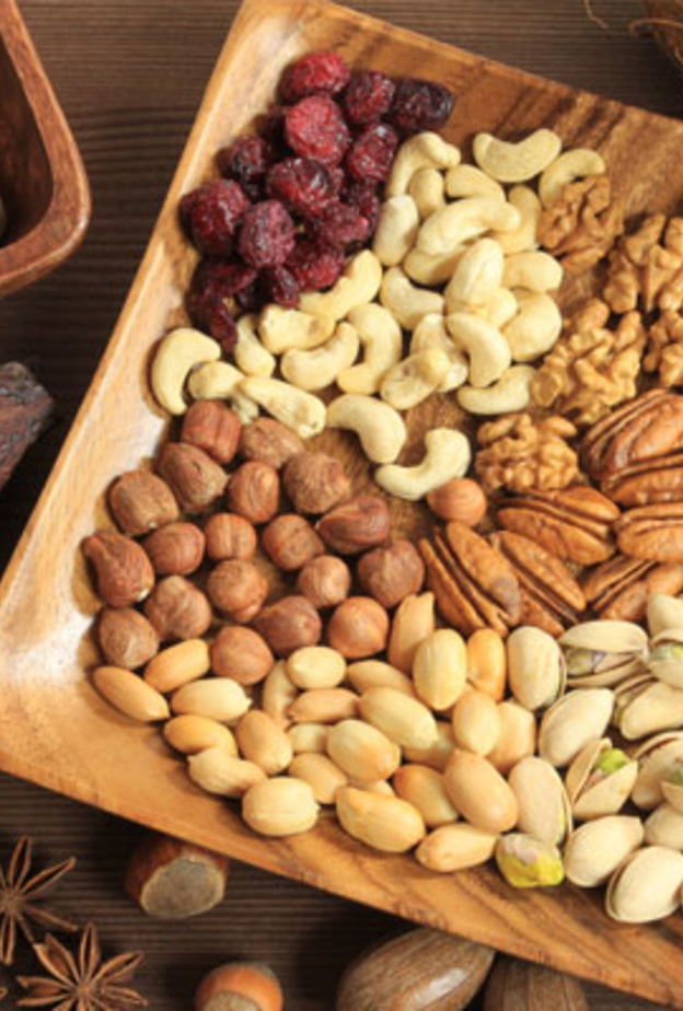  المكسرات غنية بفيتامين إي الذي يعالج التهابات الجلد