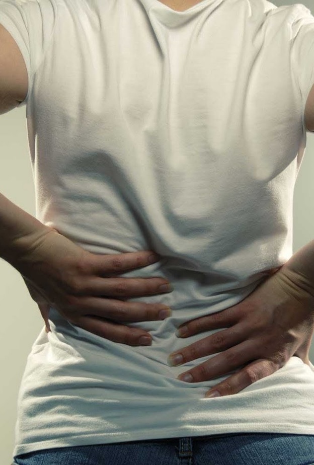 الممارسات الحياتيه الخاطئه اهم اسباب الام العمود الفقري