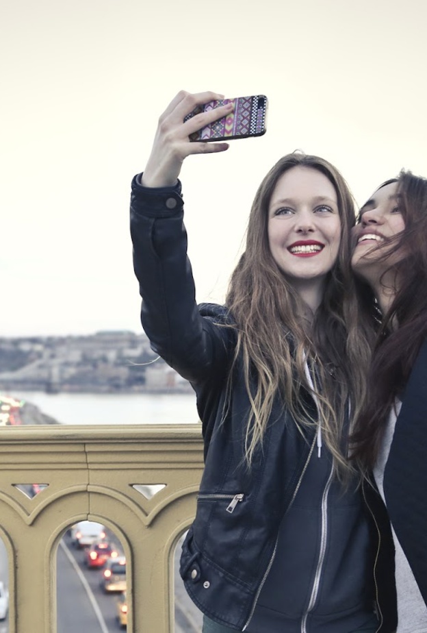 الهوس بتصوير السيلفي يسبب الاضطرابات النفسية