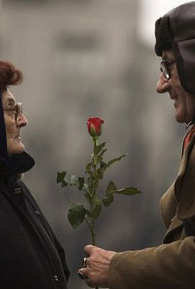 رجل في الثمانين يتغزل بزوجته ويرفض الزواج