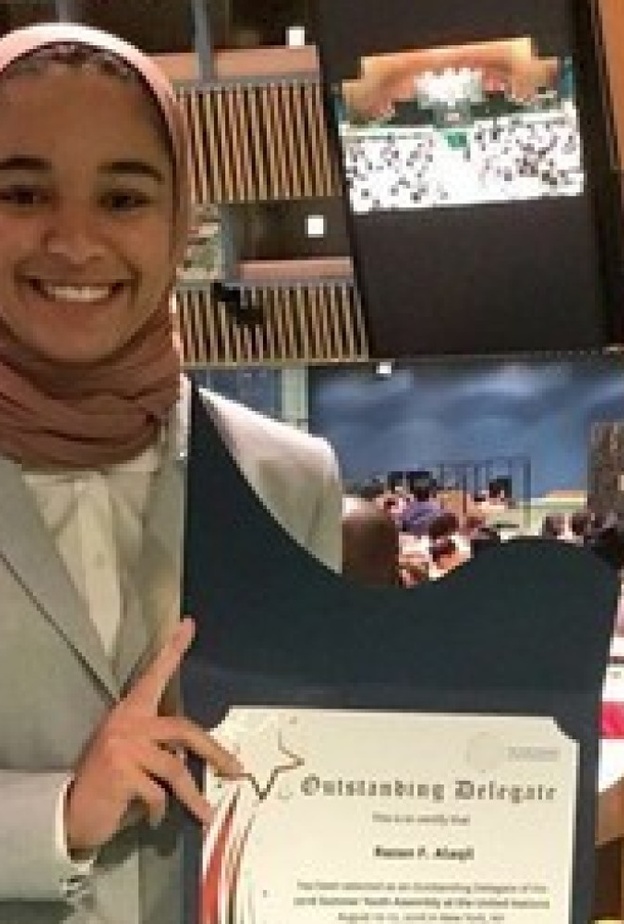 رزان عقيل مع شهادة التكريم 