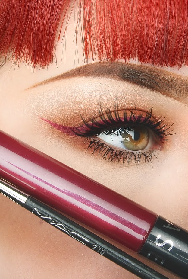 رسم الآيلاينر بأحمر الشفاه السائل 