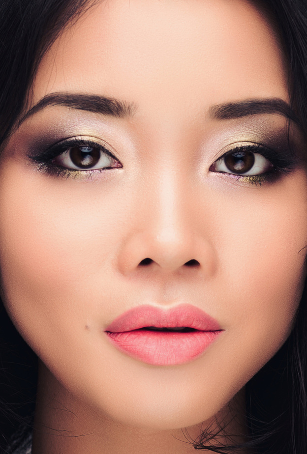 رسم الحواجب الكثيفة خطوة أساسية يوم الزفاف